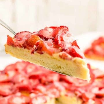 一片新鲜烤Erdbeerkuchen(德国草莓蛋糕),奶油。