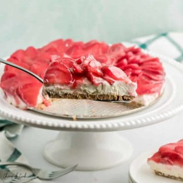 一片没有草莓芝士蛋糕烤脱下白色的蛋糕。