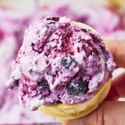 自制蓝莓冰淇淋锥。gydF4y2Ba