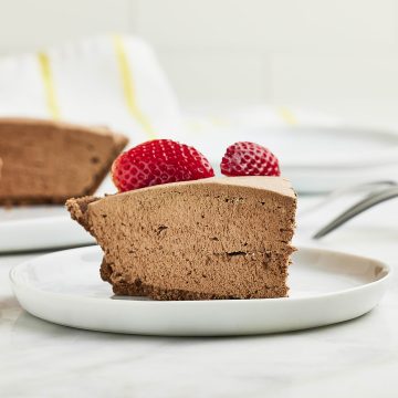 特写镜头的巧克力芝士蛋糕放在一个白盘子里。