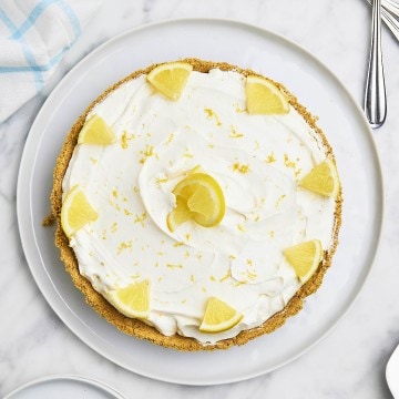 自顶向下的柠檬冰箱蛋糕放在一个白盘子里。